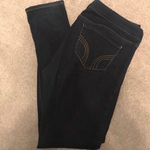 Size 9, dark wash Hollister skinny jeans!